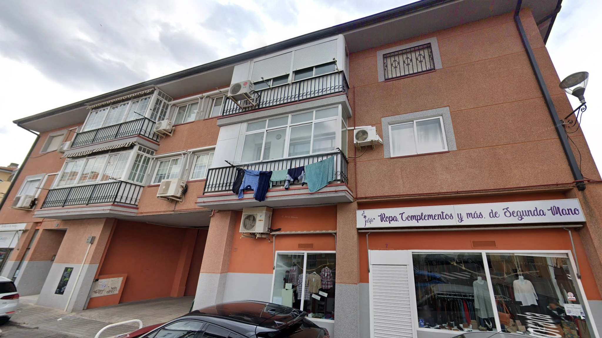 Fachada terminada de la rehabilitación en la mancomunidad C/ Madrid 7, Velilla de San Antonio, Madrid.